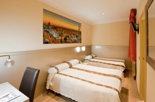 Habitación Triple con baño privado del hotel Barcelona. Foto 22