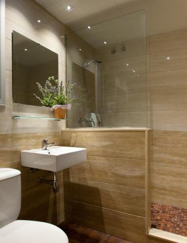 Habitación Triple con baño privado del hotel Barcelona. Foto 24