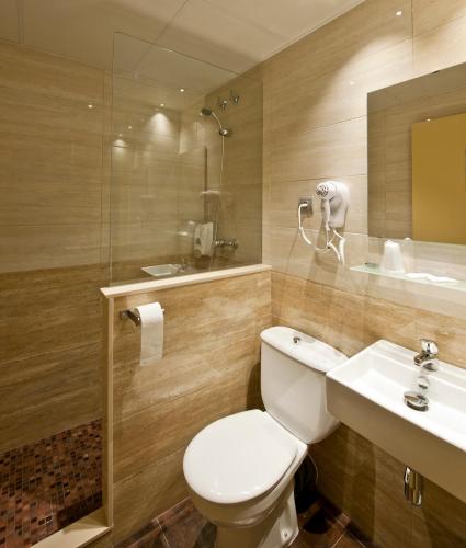 Habitación Triple con baño privado del hotel Barcelona. Foto 25