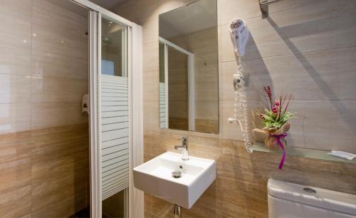 Habitación Doble con baño privado - 1 o 2 camas del hotel Barcelona. Foto 9