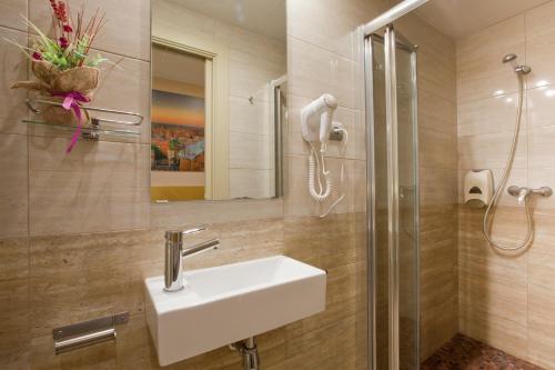 Habitación Doble con baño privado - 1 o 2 camas del hotel Barcelona. Foto 20