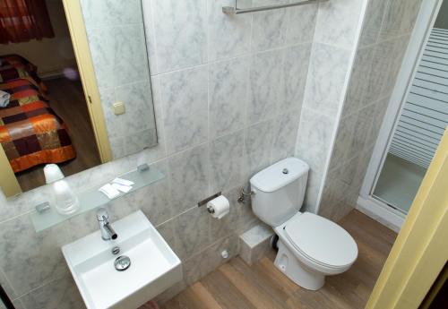 Habitación Individual con baño privado del hotel Barcelona. Foto 4