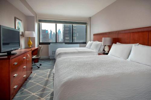Habitación con 2 camas grandes del hotel Courtyard by Marriott New York Manhattan/ Fifth Avenue
