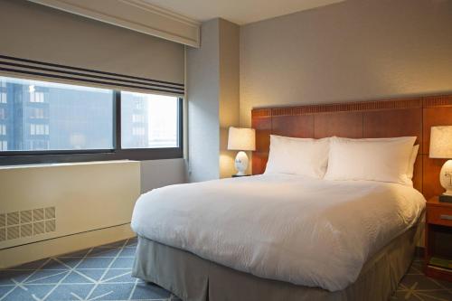Habitación con cama grande del hotel Courtyard by Marriott New York Manhattan/ Fifth Avenue. Foto 3