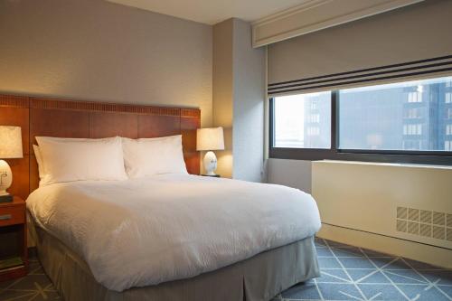 Habitación con cama grande del hotel Courtyard by Marriott New York Manhattan/ Fifth Avenue. Foto 2