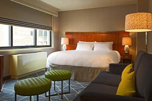 Habitación Esquinera con cama extragrande del hotel Courtyard by Marriott New York Manhattan/ Fifth Avenue. Foto 2
