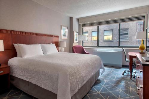 Habitación con cama extragrande del hotel Courtyard by Marriott New York Manhattan/ Fifth Avenue. Foto 2