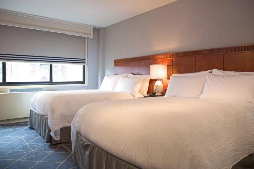 Habitación Doble con 2 camas dobles y ducha accesible en silla de ruedas - Adaptada para personas con movilidad reducida del hotel Courtyard by Marriott New York Manhattan/ Fifth Avenue. Foto 2
