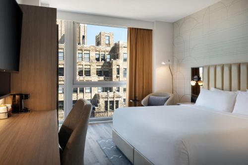 Habitación con cama extragrande y vistas a la ciudad del hotel Courtyard New York Manhattan Soho. Foto 2