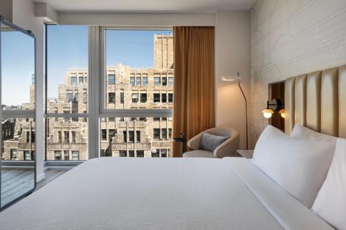 Habitación con cama extragrande y vistas a la ciudad del hotel Courtyard New York Manhattan Soho
