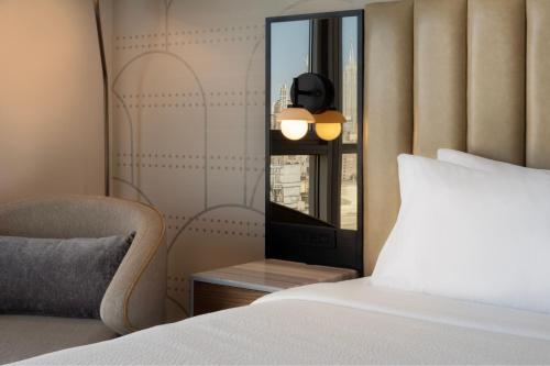 Habitación con cama extragrande y vistas a la ciudad del hotel Courtyard New York Manhattan Soho. Foto 3