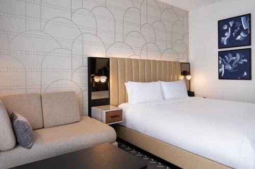 Habitación con cama extragrande y sofá cama del hotel Courtyard New York Manhattan Soho. Foto 1