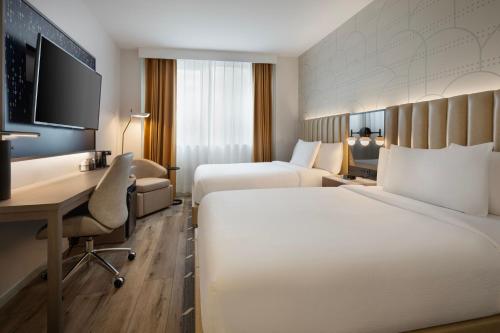 Habitación Doble con ducha adaptada para silla de ruedas - Adaptada para personas con movilidad reducida y discapacidad auditiva - 2 camas dobles del hotel Courtyard New York Manhattan Soho