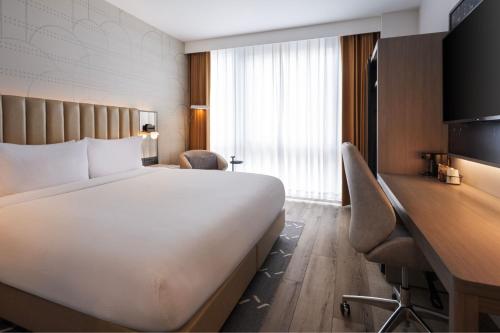 Habitación adaptada para personas con movilidad reducida con ducha accesible en silla de ruedas - 1 cama extragrande del hotel Courtyard New York Manhattan Soho. Foto 1