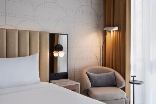 Habitación adaptada para personas con movilidad reducida con ducha accesible en silla de ruedas - 1 cama extragrande del hotel Courtyard New York Manhattan Soho. Foto 2