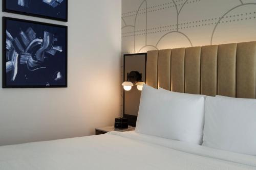 Habitación adaptada para personas con movilidad reducida con ducha accesible en silla de ruedas - 1 cama extragrande del hotel Courtyard New York Manhattan Soho. Foto 3