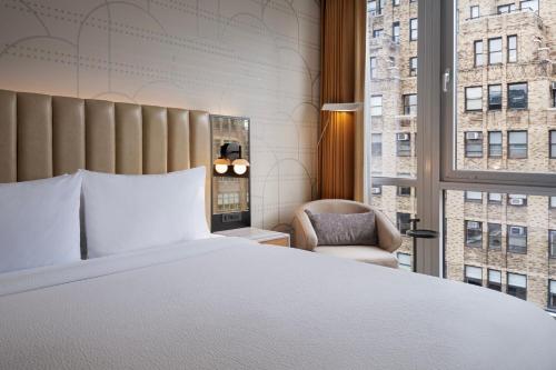 Habitación con cama extragrande - Planta superior del hotel Courtyard New York Manhattan Soho. Foto 1