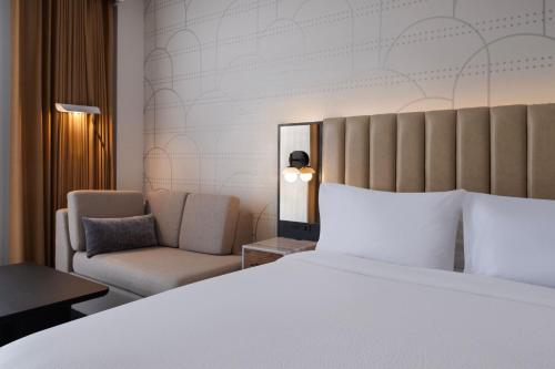 Habitación con cama extragrande y sofá cama del hotel Courtyard New York Manhattan Soho. Foto 3