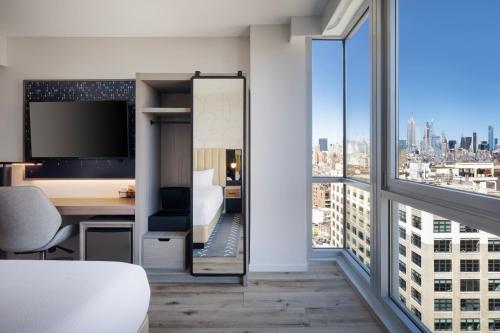 Habitación con cama extragrande y vistas a la ciudad del hotel Courtyard New York Manhattan Soho. Foto 3