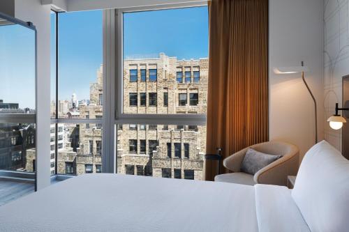Habitación con cama extragrande y vistas a la ciudad del hotel Courtyard New York Manhattan Soho. Foto 5