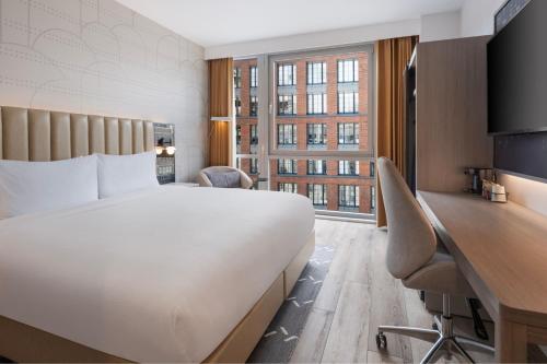 Habitación con cama extragrande - Planta superior del hotel Courtyard New York Manhattan Soho. Foto 1