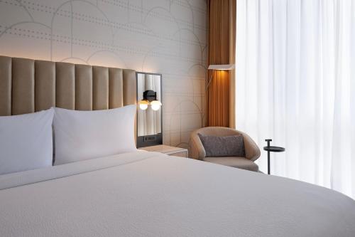 Habitación con cama extragrande - Planta superior del hotel Courtyard New York Manhattan Soho. Foto 3