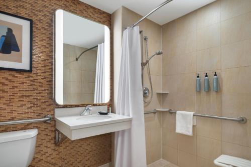Habitación adaptada para personas con movilidad reducida/discapacidad auditiva con ducha accesible en silla de ruedas - Cama extragrande del hotel Courtyard New York Manhattan Soho