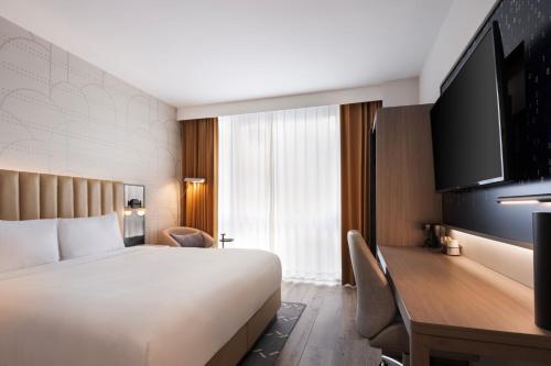 Habitación adaptada para personas con movilidad reducida/discapacidad auditiva con ducha accesible en silla de ruedas - Cama extragrande del hotel Courtyard New York Manhattan Soho. Foto 1