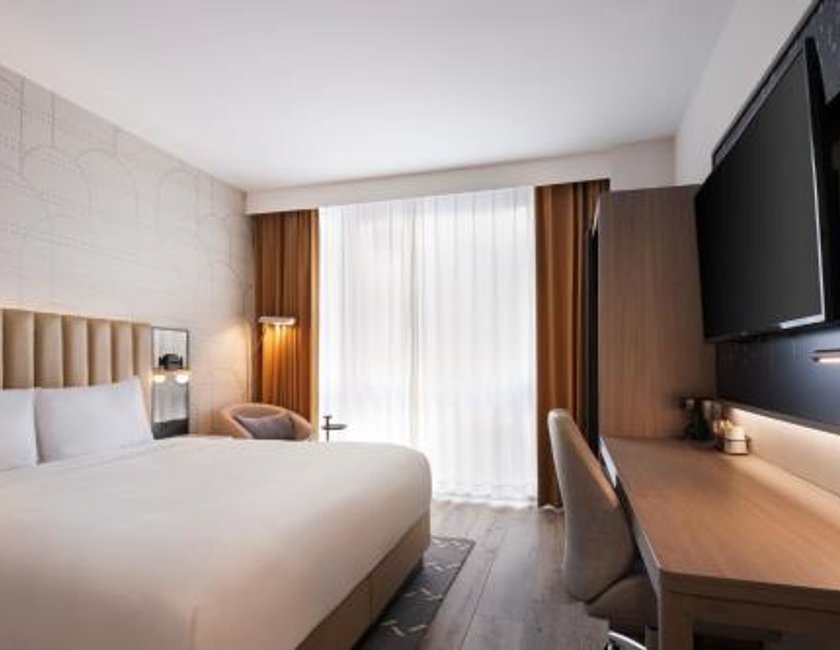 Habitación con cama extragrande del hotel Courtyard New York Manhattan Soho