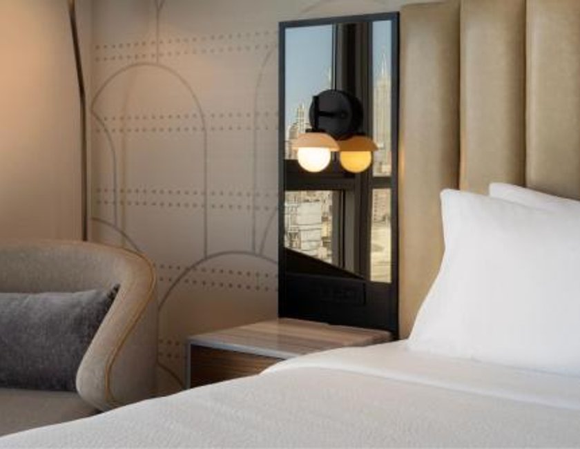 Habitación con cama extragrande y vistas a la ciudad del hotel Courtyard New York Manhattan Soho. Foto 1