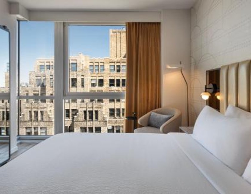 Habitación con cama extragrande y vistas a la ciudad del hotel Courtyard New York Manhattan Soho. Foto 3