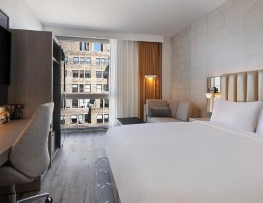 Habitación con cama extragrande y sofá cama del hotel Courtyard New York Manhattan Soho