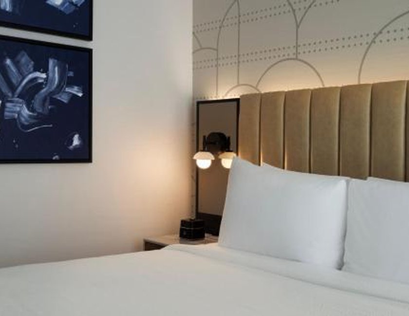 Habitación adaptada para personas de movilidad reducida con cama extragrande y ducha a ras de suelo del hotel Courtyard New York Manhattan Soho. Foto 3
