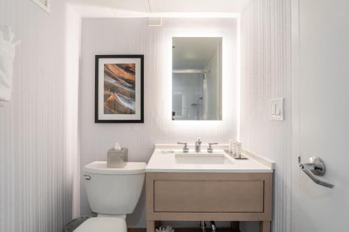 Habitación adaptada para personas con discapacidad/discapacidad auditiva y equipada con ducha accesible en silla de ruedas - 2 camas grandes del hotel DoubleTree by Hilton New York JFK Airport. Foto 5