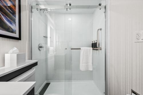 Habitación - 2 camas grandes - Adaptada para personas con discapacidad auditiva del hotel DoubleTree by Hilton New York JFK Airport. Foto 20