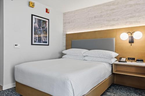 Habitación adaptada para personas con discapacidad/discapacidad auditiva y equipada con ducha accesible en silla de ruedas - 2 camas grandes del hotel DoubleTree by Hilton New York JFK Airport. Foto 20