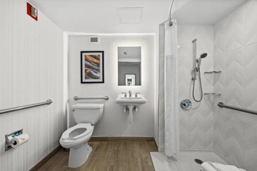 Habitación con cama extragrande y ducha a ras de suelo - Adaptada para personas de movilidad reducida y con discapacidad auditiva del hotel DoubleTree by Hilton New York JFK Airport. Foto 18