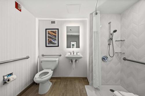 Habitación con cama extragrande y ducha a ras de suelo - Adaptada para personas de movilidad reducida y con discapacidad auditiva del hotel DoubleTree by Hilton New York JFK Airport. Foto 2