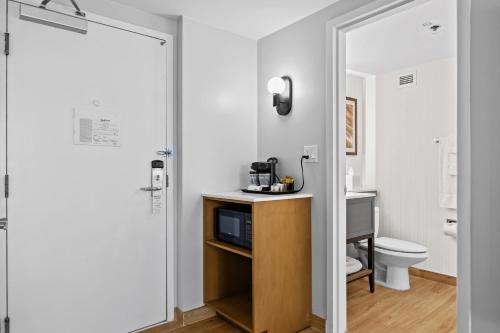 Habitación adaptada para personas con discapacidad/discapacidad auditiva y equipada con ducha accesible en silla de ruedas - 2 camas grandes del hotel DoubleTree by Hilton New York JFK Airport. Foto 16