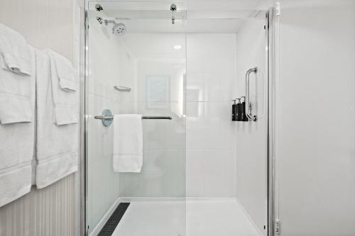 Habitación - 2 camas grandes - Adaptada para personas con discapacidad auditiva del hotel DoubleTree by Hilton New York JFK Airport. Foto 11