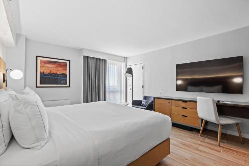 Habitación con cama extragrande. del hotel DoubleTree by Hilton New York JFK Airport. Foto 16