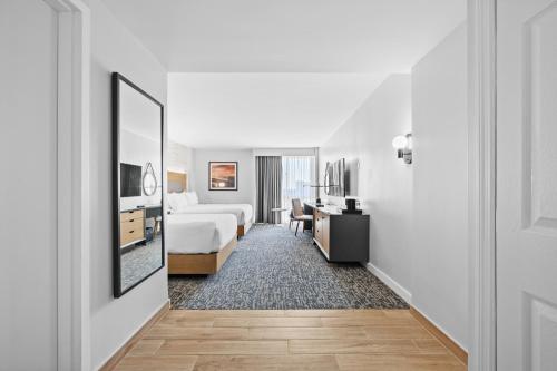 Habitación - 2 camas grandes - Adaptada para personas con discapacidad auditiva del hotel DoubleTree by Hilton New York JFK Airport. Foto 15