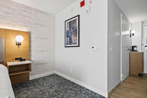 Habitación - 2 camas grandes - Adaptada para personas con discapacidad auditiva del hotel DoubleTree by Hilton New York JFK Airport. Foto 23