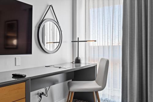 Double Room with Two Queen Beds and Bath Tub - Mobility and Hearing Access del hotel DoubleTree by Hilton New York JFK Airport. Foto 6