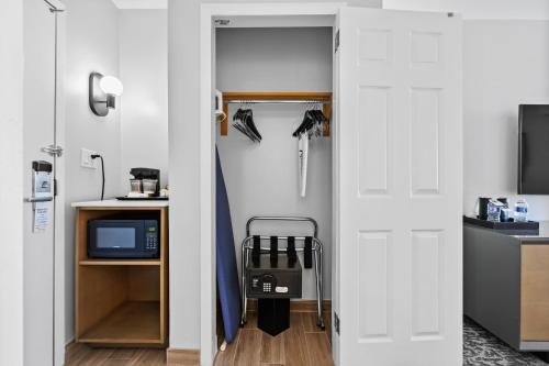 Double Room with Two Queen Beds and Bath Tub - Mobility and Hearing Access del hotel DoubleTree by Hilton New York JFK Airport. Foto 7