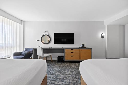 Double Room with Two Queen Beds and Bath Tub - Mobility and Hearing Access del hotel DoubleTree by Hilton New York JFK Airport. Foto 15