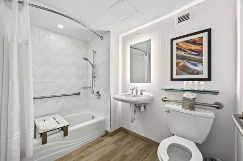 Double Room with Two Queen Beds and Bath Tub - Mobility and Hearing Access del hotel DoubleTree by Hilton New York JFK Airport. Foto 21