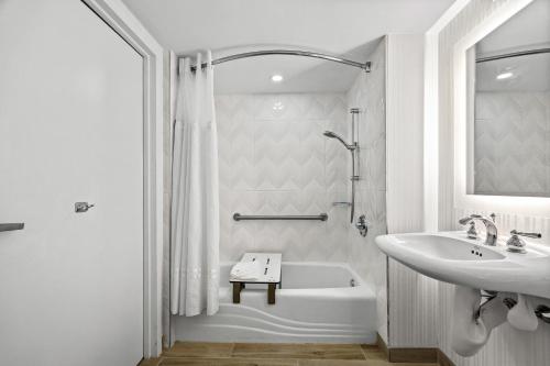 Double Room with Two Queen Beds and Bath Tub - Mobility and Hearing Access del hotel DoubleTree by Hilton New York JFK Airport. Foto 22