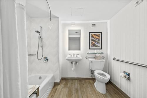 Double Room with Two Queen Beds and Bath Tub - Mobility and Hearing Access del hotel DoubleTree by Hilton New York JFK Airport. Foto 24