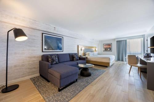 Suite Junior con cama extragrande y zona de estar del hotel DoubleTree by Hilton New York JFK Airport